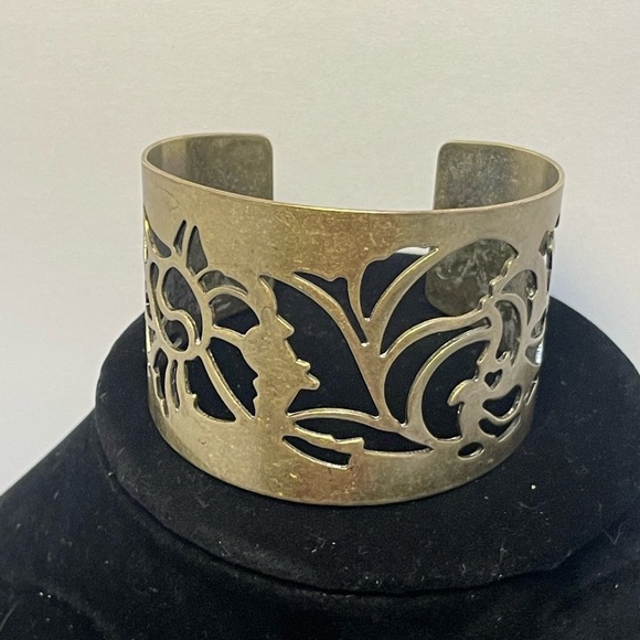 Vintage Floral Cutout Wide Cuff Metal Bracelet. - Picture 2 of 5